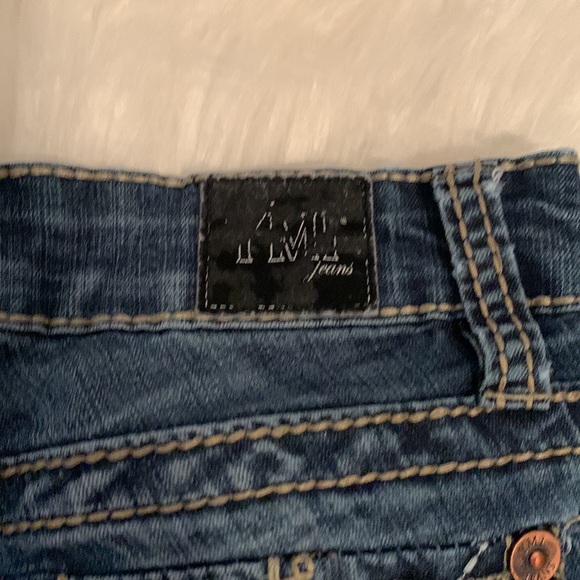 YMI Skinny Jeans. Medium/dark wash. Ripped knee. Size 0 - Picture 6 of 6